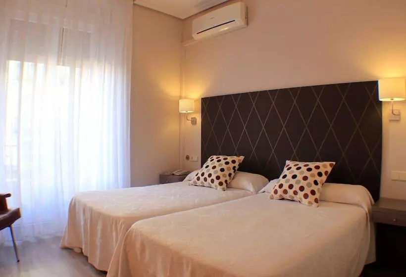 هتل Hostal Oriente