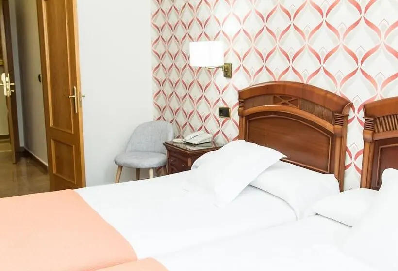 هتل Hostal Oriente