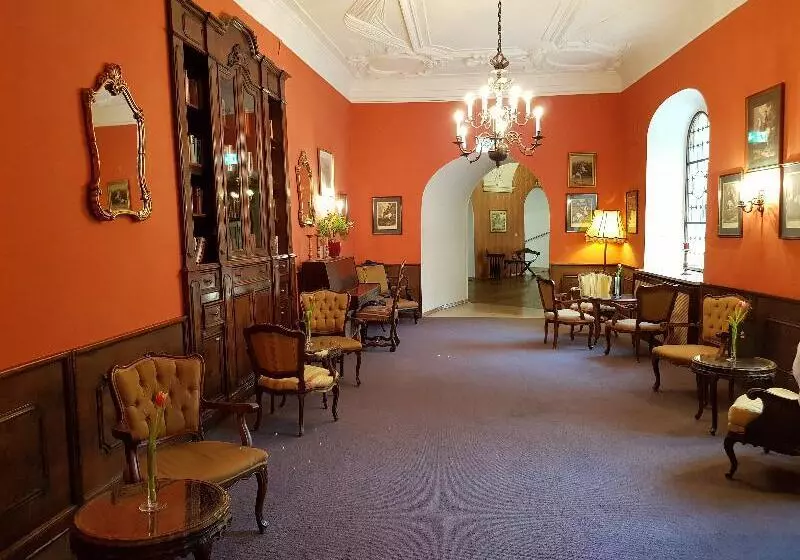 Отель Schloss Weikersdorf