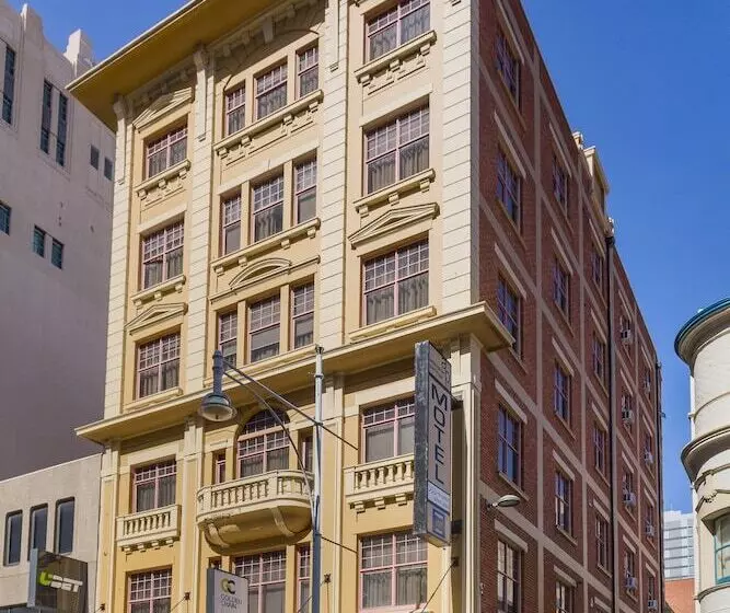 מוטל Adelaide Paringa