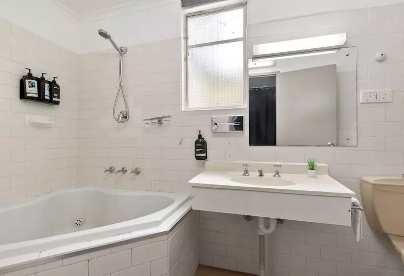 מוטל Adelaide Paringa