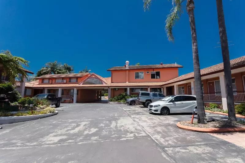 Отель Engadine Motor Inn