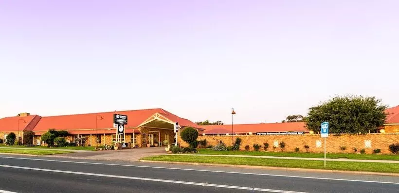 فندق Parkes International