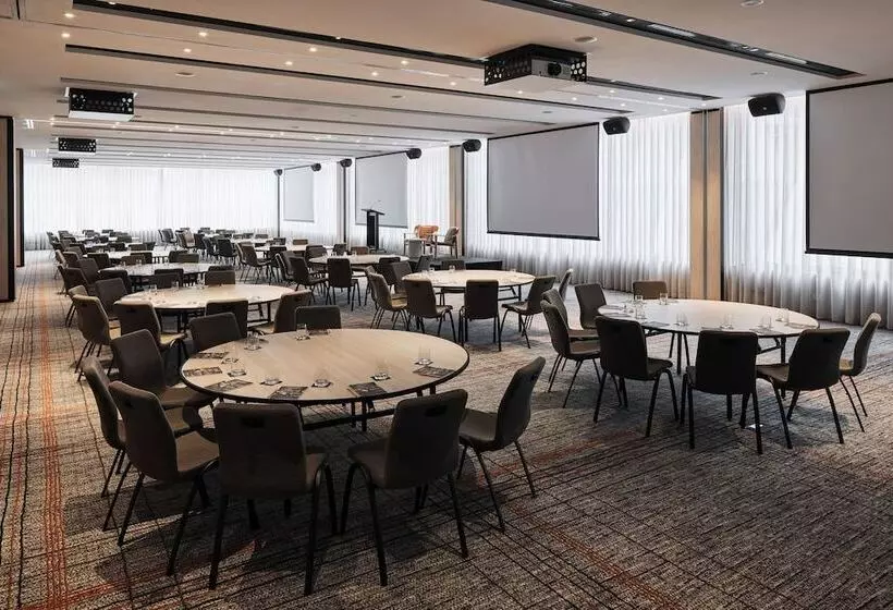 Отель Rydges Melbourne