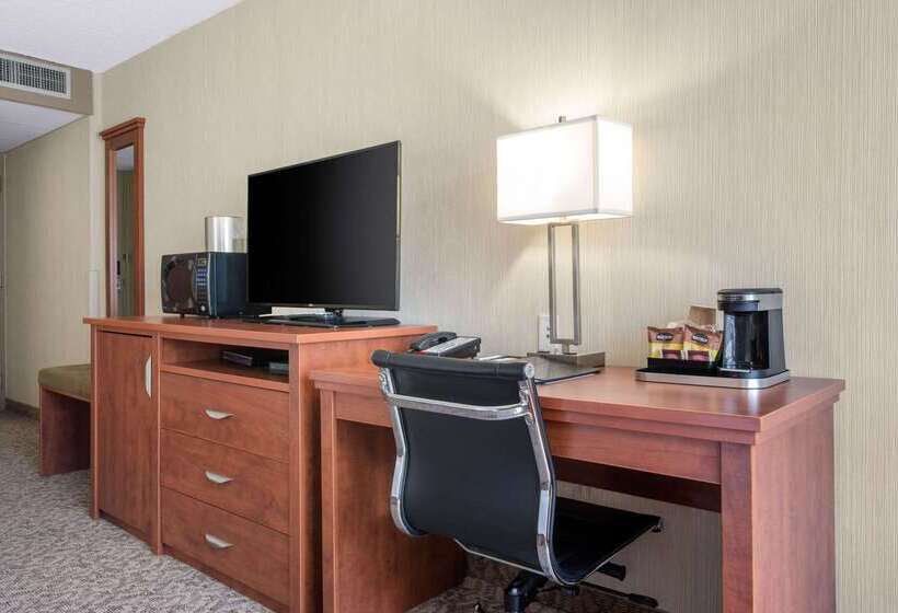 Clarion Hotel & Suites