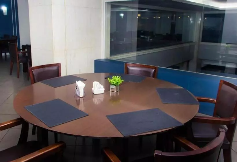 Embaixador Hotel By Fast10