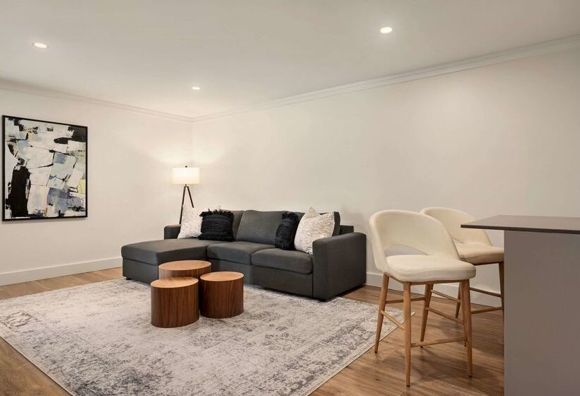 בית מלון כפרי Ramada By Wyndham Cornwall