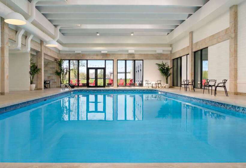 בית מלון כפרי Ramada By Wyndham Cornwall