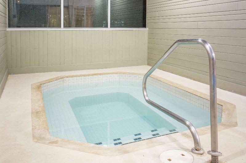 בית מלון כפרי Ramada By Wyndham Cornwall