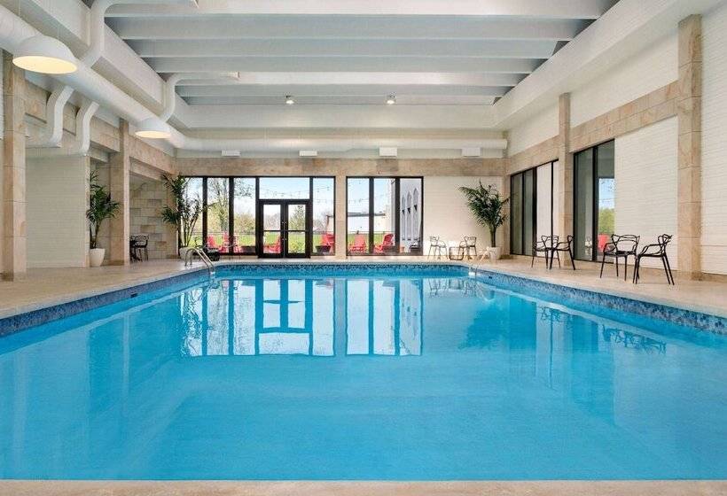 בית מלון כפרי Ramada By Wyndham Cornwall