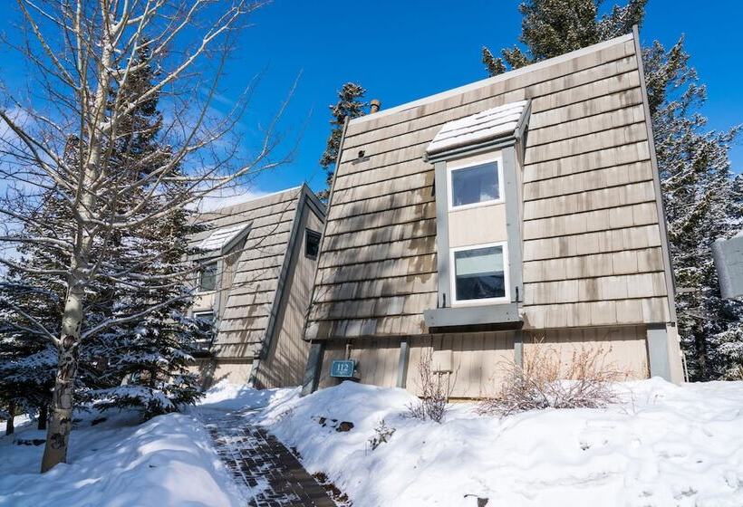 Tunnel Mountain Resort