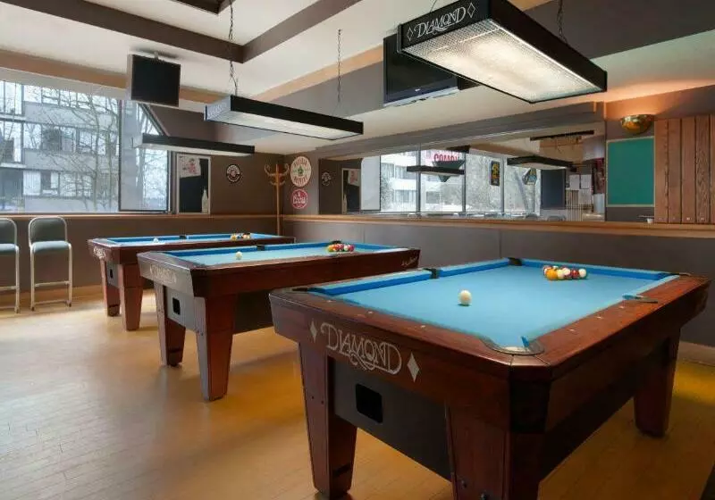 Coast Plaza Hotel & Suites