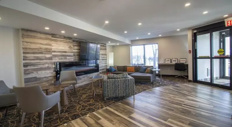 Отель Comfort Inn Montreal Aeroport