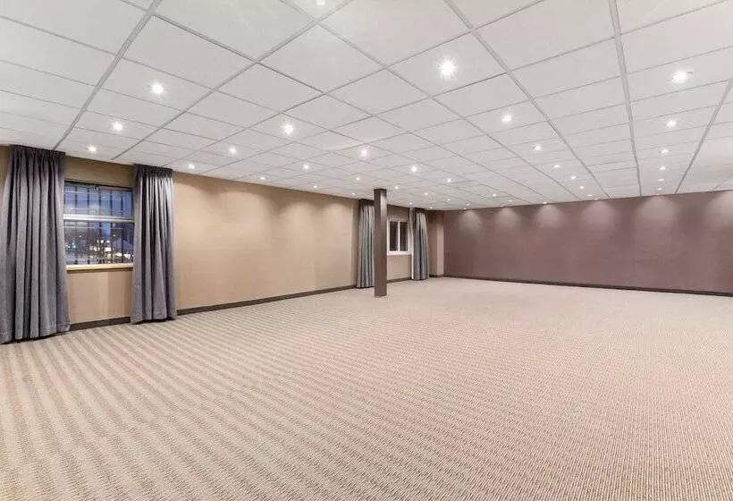 酒店 Days Inn By Wyndham Ottawa