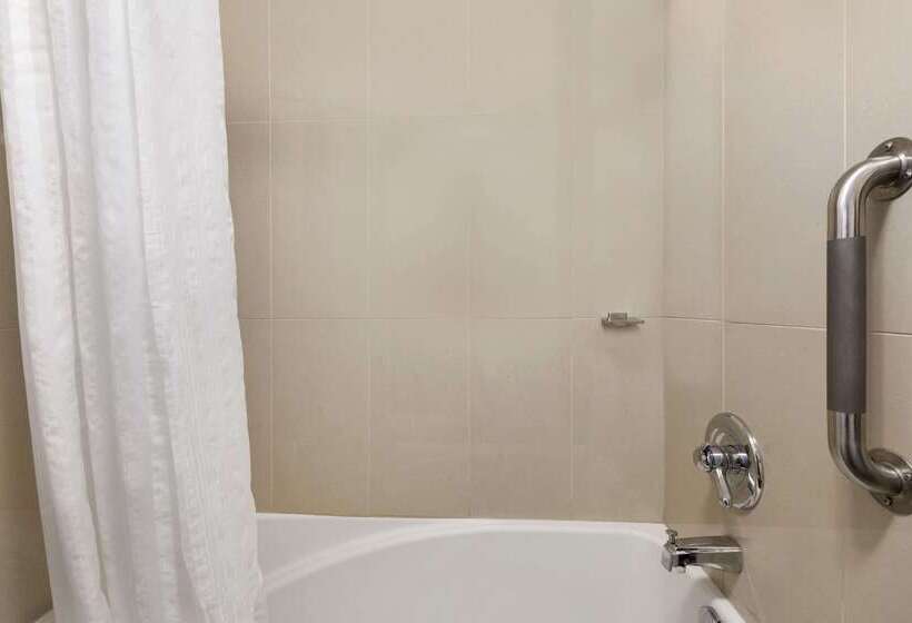 فندق Days Inn & Conference Centre By Wyndham Montreal Airport