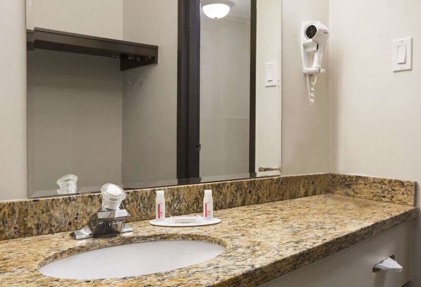 فندق Days Inn & Conference Centre By Wyndham Montreal Airport