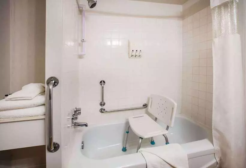 Hotel Howard Johnson By Wyndham Victoria