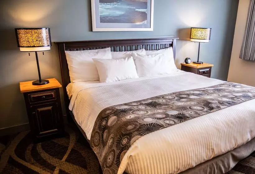 Prestige Hudson Bay Lodge & Conference Centre, Worldhotels Crafted Collection