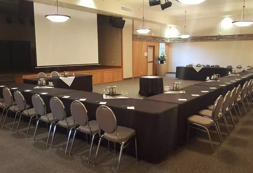 Prestige Hudson Bay Lodge & Conference Centre, Worldhotels Crafted Collection