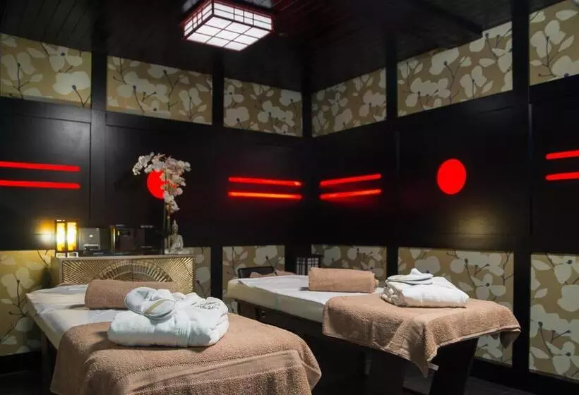 Holyrood Hotel   Leisure Centre & The Spa At Orchids