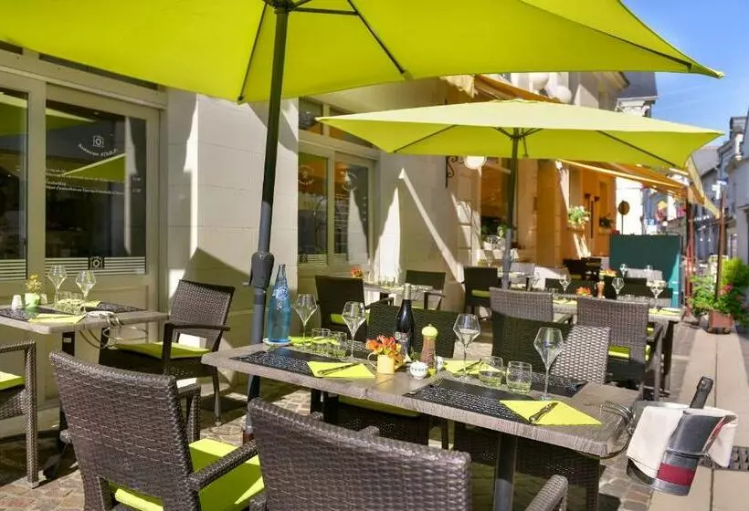 ホテル Logis Hôtel Restaurant La Boule D Or