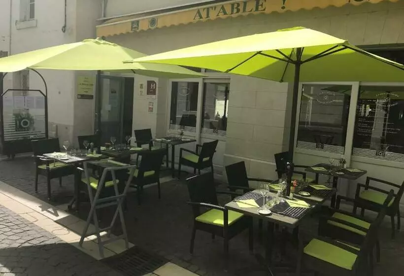 ホテル Logis Hôtel Restaurant La Boule D Or