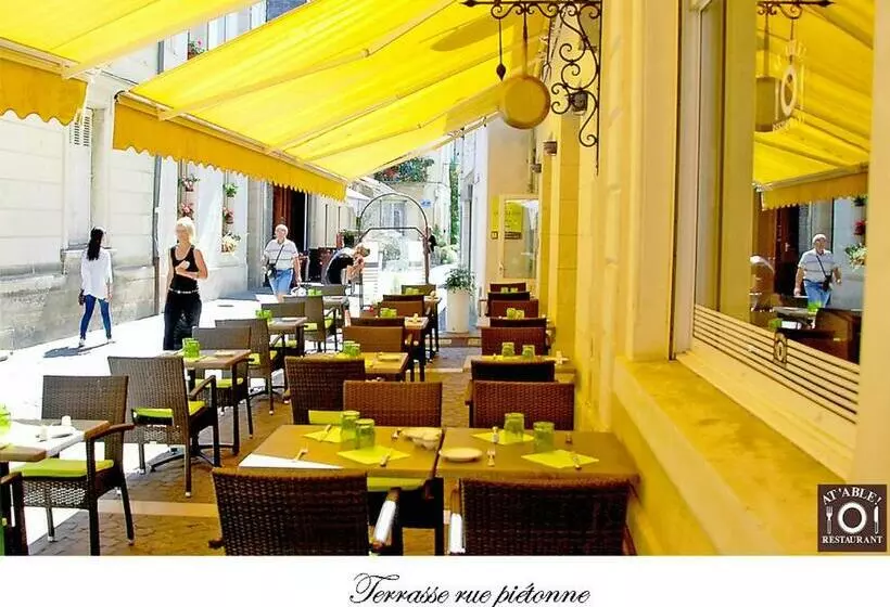 ホテル Logis Hôtel Restaurant La Boule D Or