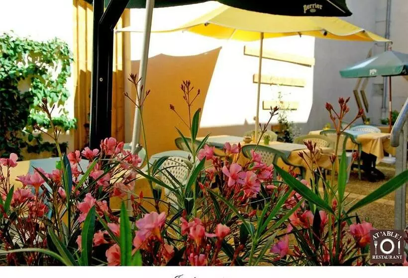 ホテル Logis Hôtel Restaurant La Boule D Or