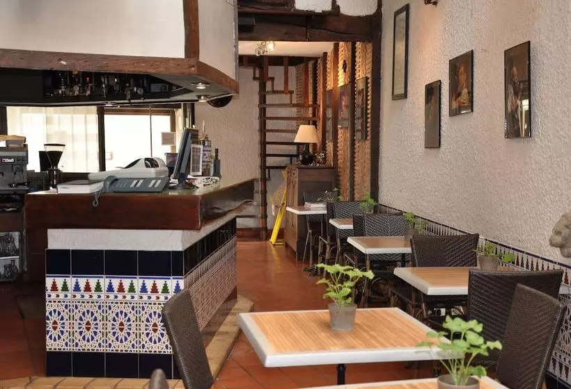 酒店 The Originals City, Hôtel la Reine Jeanne, Orthez