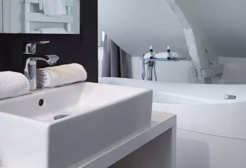 هتل Best Western Le Cheval Blanc  Vue Sur Le Port Plein Centre Ville