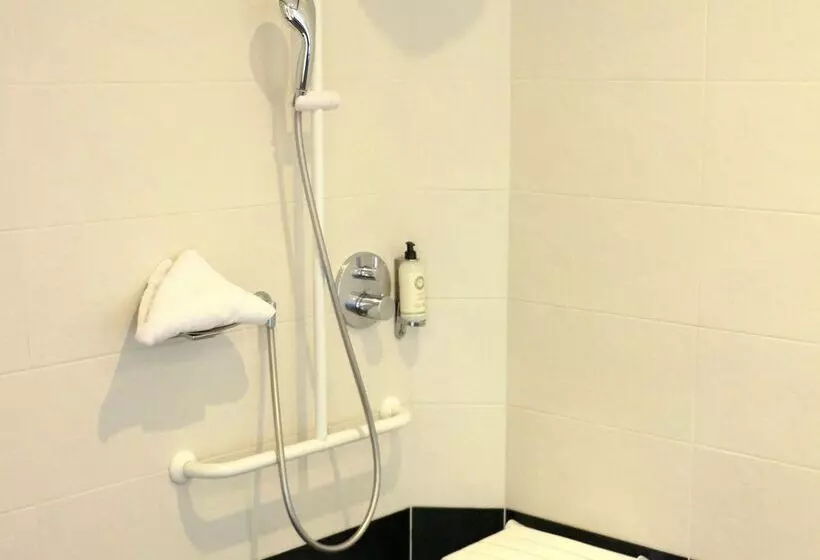 هتل Best Western Le Cheval Blanc  Vue Sur Le Port Plein Centre Ville