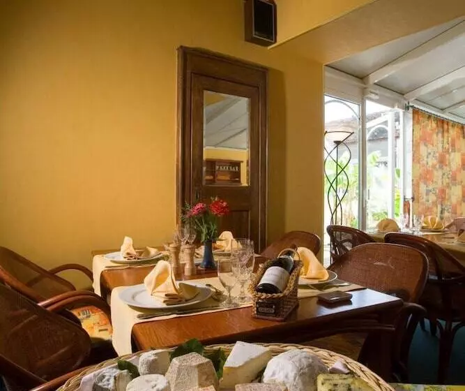 Отель Logis Hôtel Du Pont Neuf