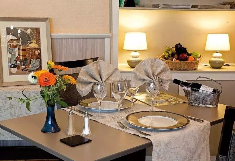 Отель Logis Hôtel Du Pont Neuf