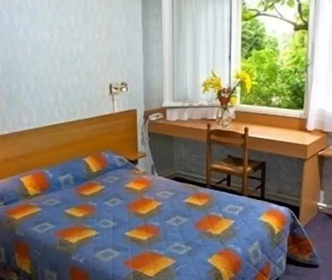 Отель Hôtel Le Lyon Bron