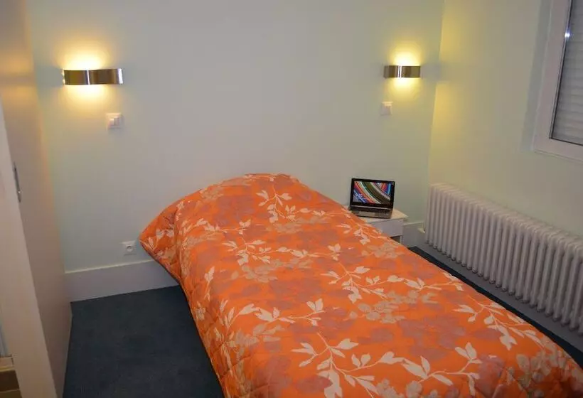 Отель Hôtel Le Lyon Bron