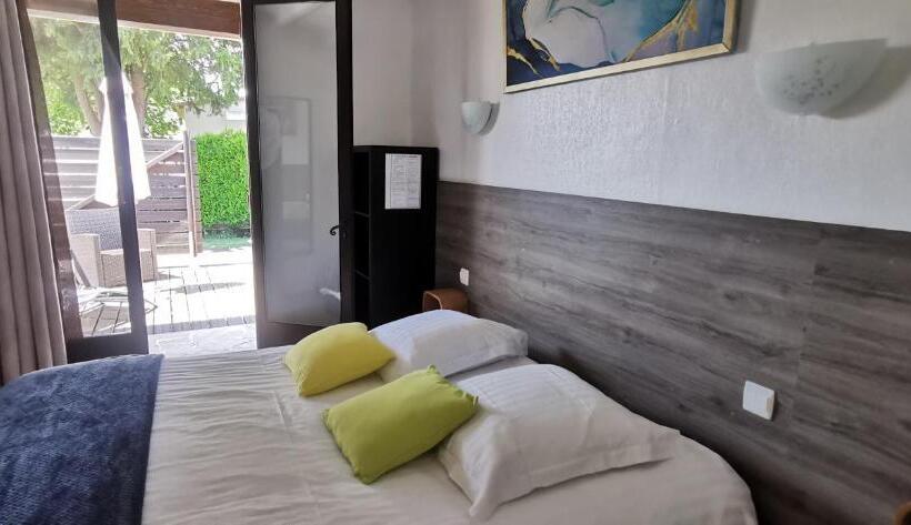 Отель Le Mas Des Amandiers