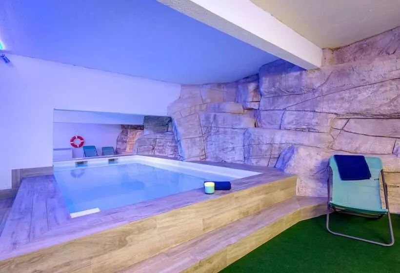 Hotel Sowell Residences New Chastillon