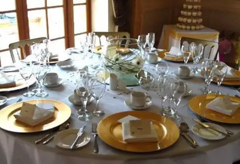 Отель Newtown House