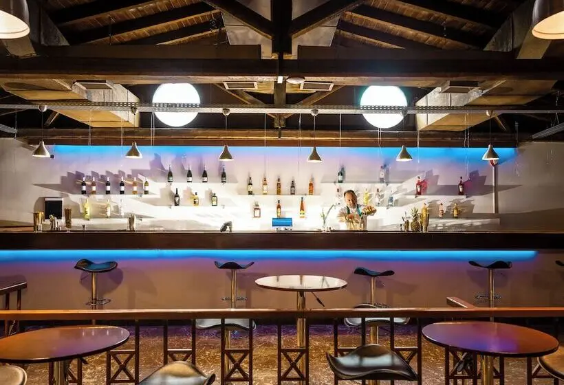 Hotelli Canvas By Mitsis Messonghi