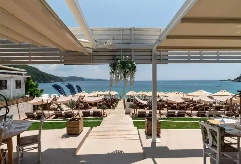 Lichnos Beach Hotel & Suites