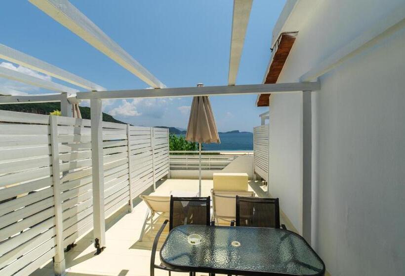 Lichnos Beach Hotel & Suites