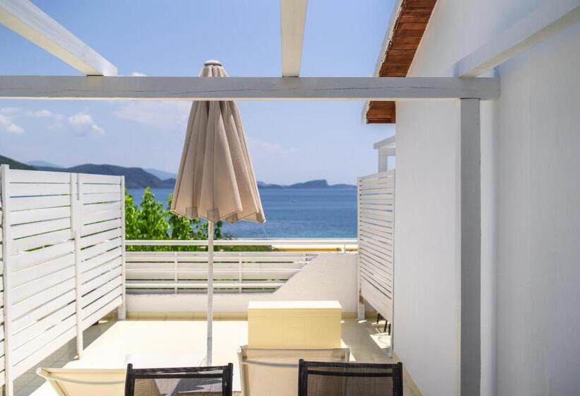 Lichnos Beach Hotel & Suites