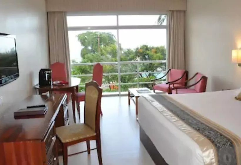 Pegasus Hotel By The Waterfront