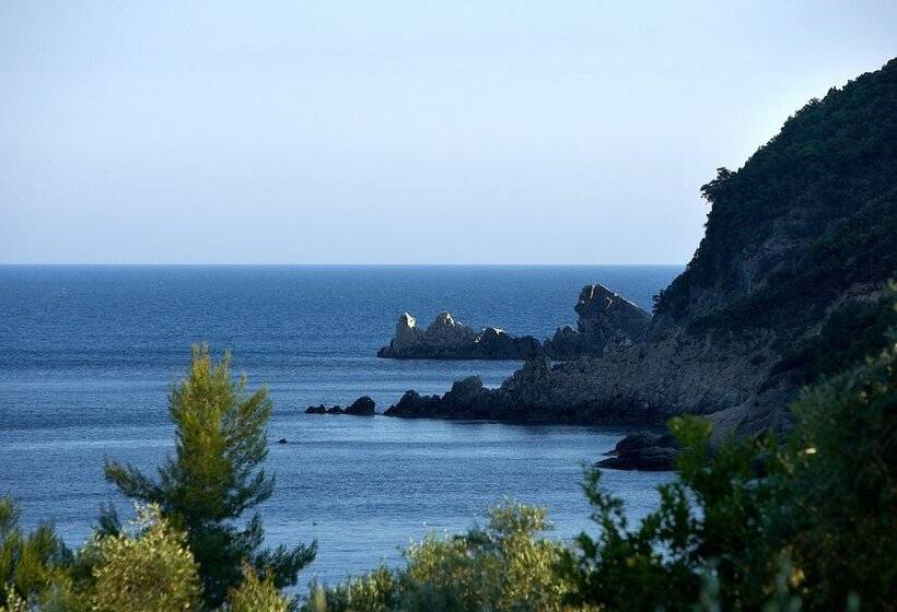 Lichnos Beach Hotel & Suites