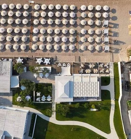 Lichnos Beach Hotel & Suites