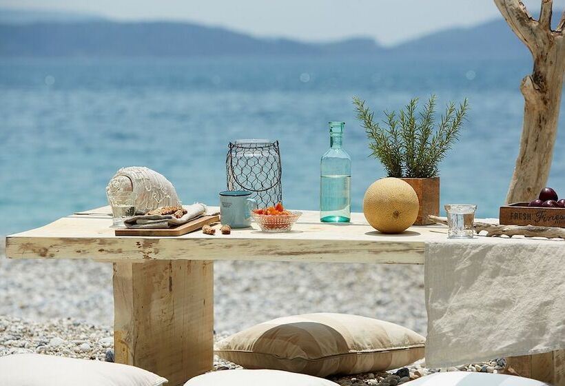 Lichnos Beach Hotel & Suites