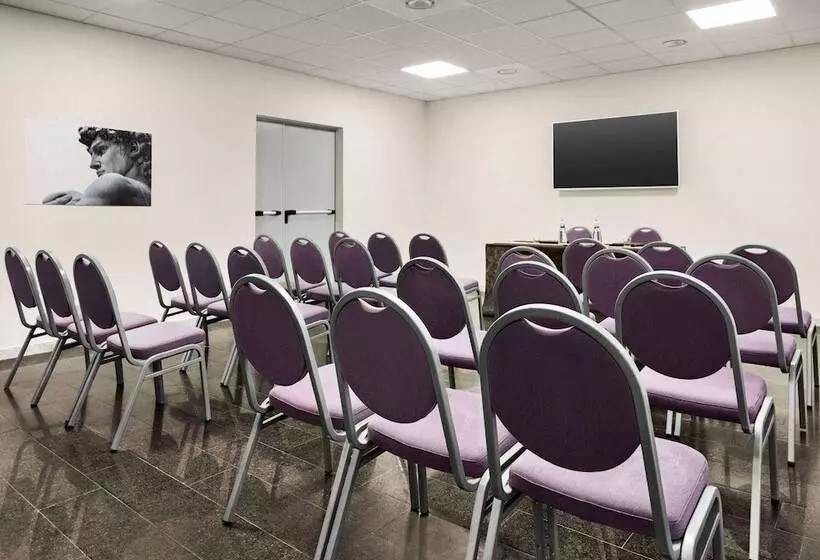 هتل Wyndham Garden Florence