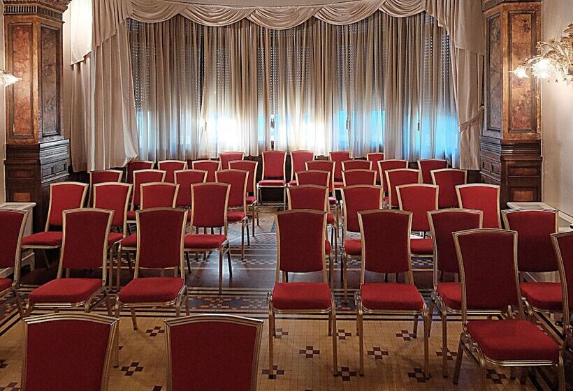 فندق De La Ville