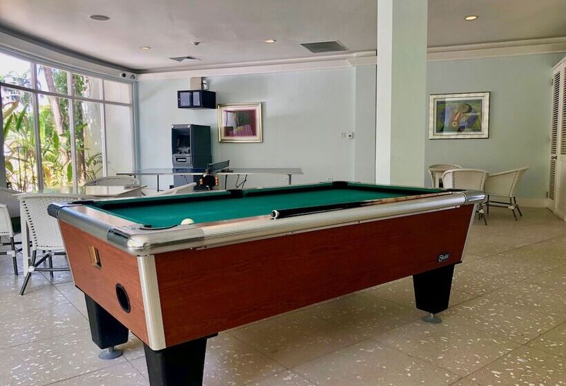 هتل Couples Tower Isle