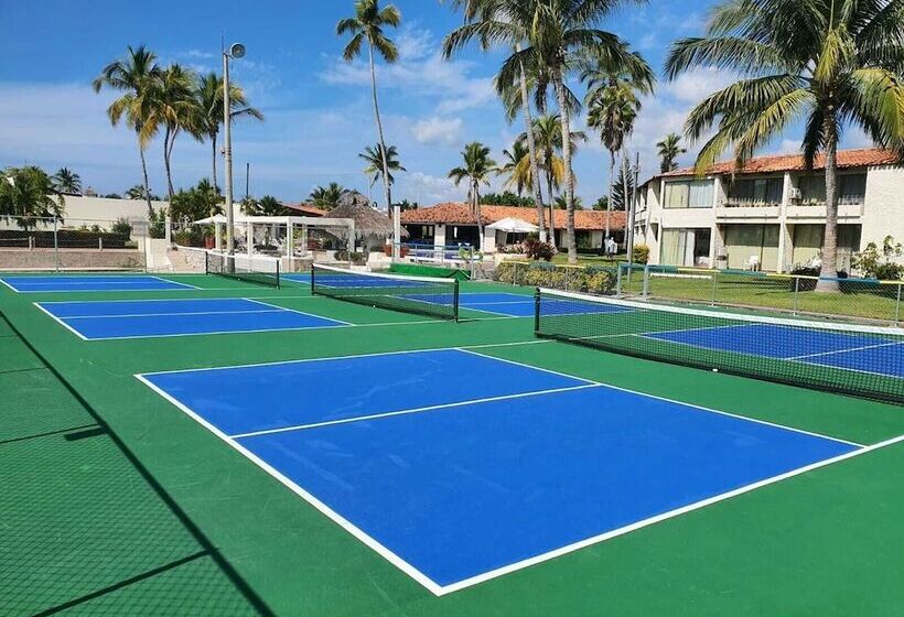 Cabo Blanco Hotel And Marina